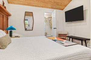 Ένα ή περισσότερα κρεβάτια σε δωμάτιο στο Madeira Secluded Cottage 5-Min walk to Amphitheater, lighthouse, downtown