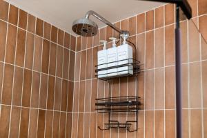 Ένα μπάνιο στο Madeira Secluded Cottage 5-Min walk to Amphitheater, lighthouse, downtown +43 φωτογραφίες