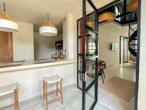 Kuchyň nebo kuchyňský kout v ubytování Artful 2BR Villa w Pool & BBQ