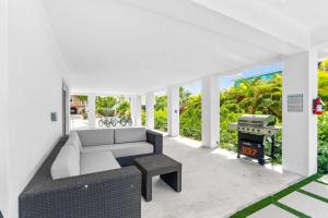 マラソンにあるIsla Luna Waterfront Oasis Pool Dock Kayaksのリビングルーム(ソファ、グリル付)