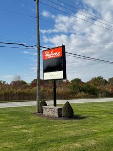 Un cartel de Coca-Cola al borde de una carretera en The Melrose, en Sandusky