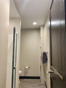 baño con aseo y puerta a una habitación en The Melrose, en Sandusky