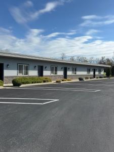 Un estacionamiento vacío frente a un edificio en The Melrose, en Sandusky