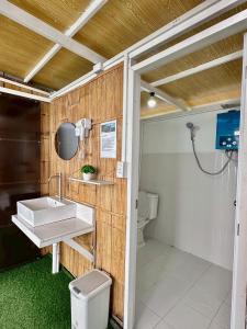 een badkamer met wastafel en toilet bij ชาเลต์ ภูทับเบิก in Ban Maeo Thap Boek