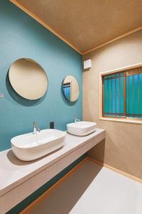 zwei Waschbecken im Bad mit zwei Spiegeln in der Unterkunft Hirado - House - Vacation STAY 20271 in Tasuke + 37 Fotos
