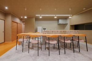 ein Esszimmer mit Tisch und Stühlen in der Unterkunft Hirado - House - Vacation STAY 20271 in Tasuke