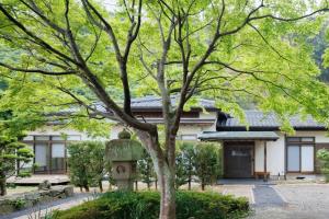 ein Haus mit einem Baum davor in der Unterkunft Hirado - House - Vacation STAY 20271 in Tasuke