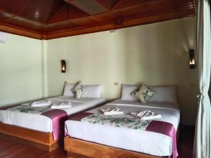 twee aparte bedden in een kamer met twee bij Family view A2 in Ko Bu Bu +13 foto's