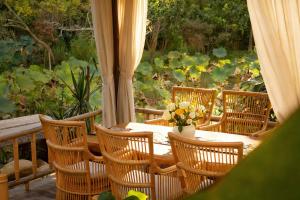 een houten tafel met stoelen en een vaas met bloemen bij Meilanmeilv Forest Luxe Inn-Chengdu Sansheng Township Branch in Ta-mien-chen +68 foto's