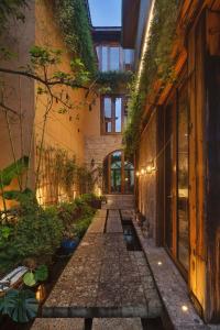 een steegje in een gebouw met planten erop bij Meilanmeilv Forest Luxe Inn-Chengdu Sansheng Township Branch in Ta-mien-chen