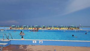 ロザピネタにあるMobilehomes in Rosolina Mare 33791の大型スイミングプール +9枚の写真