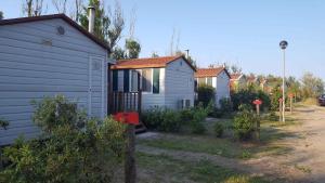 洛萨皮内塔Mobilehomes in Rosolina Mare 33791的院子内一排小房子