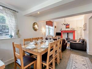une salle à manger et un salon avec une table et des chaises dans l'établissement 4 Bed in Keswick SZ292, à Keswick
