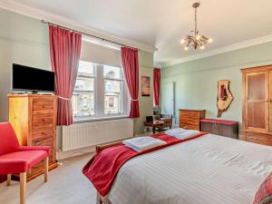 une chambre avec un grand lit et une télévision dans l'établissement 4 Bed in Keswick SZ292, à Keswick