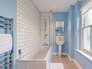 une salle de bains avec baignoire et lavabo dans l'établissement 4 Bed in Keswick SZ292, à Keswick 21 autres photos