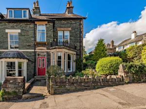 une vieille maison en briques avec une porte rouge dans l'établissement 4 Bed in Keswick SZ292, à Keswick