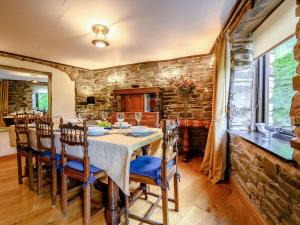 Un comedor con mesa y sillas en 4 Bed in High Lorton SZ098, en Lorton