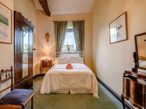 un dormitorio con una cama y una ventana en 4 Bed in High Lorton SZ098, en Lorton