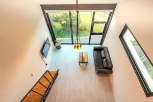 Vista superior de un pasillo con bancos y ventanas en Trip Recipe, en Sinŏm-ni