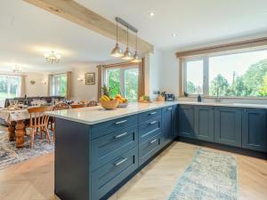 Langwathbyにある4 Bed in Langwathby SZ103のキッチン(青いキャビネット付)、ダイニングルーム