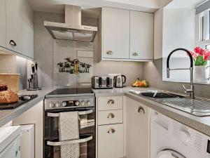 Η κουζίνα ή μικρή κουζίνα στο 2 Bed in Keswick SZ027