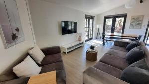 TV a/nebo společenská místnost v ubytování Tucked Away Chalet - Stunning Bathroom