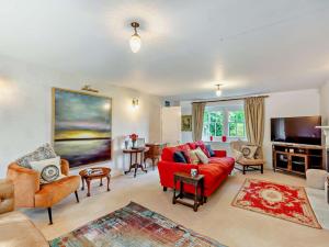 ein Wohnzimmer mit einem roten Sofa und Stühlen in der Unterkunft 3 Bed in Ullswater SZ398 in Watermillock