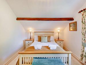 ein Schlafzimmer mit einem großen Bett mit zwei Nachttischen in der Unterkunft 3 Bed in Ullswater SZ398 in Watermillock