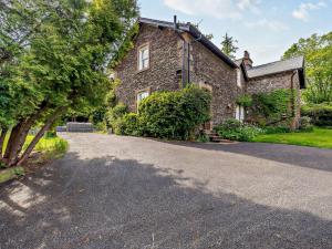 eine leere Auffahrt vor einem Backsteinhaus in der Unterkunft 3 Bed in Ullswater SZ398 in Watermillock