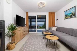 een woonkamer met een bank en een tv bij Holiday home in Selce 54575 in Selce