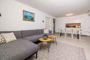 een woonkamer met een bank en tafels en een keuken bij Holiday home in Selce 54575 in Selce