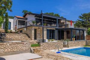 een huis met een stenen muur en een zwembad bij Holiday home in Selce 54575 in Selce