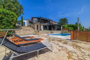 een villa met zwembad en huis bij Holiday home in Selce 54575 in Selce