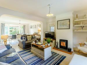 Televiisor ja/või meelelahutuskeskus majutusasutuses 4 Bed in Bembridge IC070