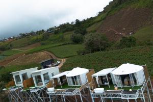 een rij cottages aan de zijkant van een heuvel bij ชาเลต์ ภูทับเบิก in Ban Maeo Thap Boek