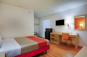 Postel nebo postele na pokoji v ubytování Motel 6-Tacoma, WA - Fife
