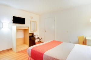 Postel nebo postele na pokoji v ubytování Motel 6-Tacoma, WA - Fife