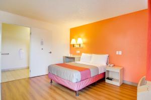Postel nebo postele na pokoji v ubytování Motel 6-Tacoma, WA - Fife