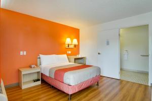 Postel nebo postele na pokoji v ubytování Motel 6-Tacoma, WA - Fife