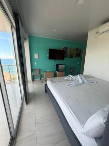 Μια τηλεόραση ή/και κέντρο ψυχαγωγίας στο hotel vista al mar