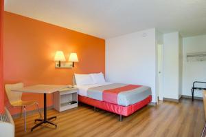 Postel nebo postele na pokoji v ubytování Motel 6-Tacoma, WA - Fife