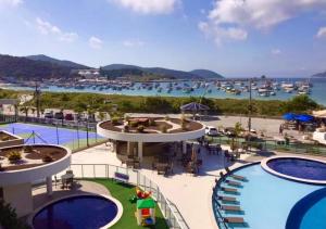 - Vistas a la piscina de un complejo con puerto deportivo en Cobertura com Piscina Privativa em Resort Pé na Areia, en Arraial do Cabo