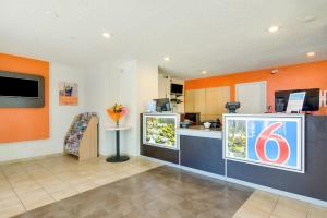 TV a/nebo společenská místnost v ubytování Motel 6-Tacoma, WA - Fife