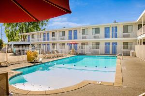 a swimming pool in front of a building at Motel 6-Tacoma, WA - Fife in Fife
