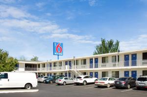a hotel with cars parked in a parking lot at Motel 6-Tacoma, WA - Fife in Fife