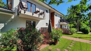 een huis met een paraplu in een tuin bij Apartments in Szantod - Balaton 35823 in Szántód