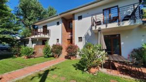 een huis met een tuin met potplanten bij Apartments in Szantod - Balaton 35823 in Szántód