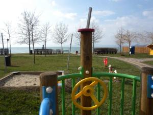 een speeltuin in een park met bij Apartments in Szantod - Balaton 35823 in Szántód