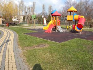 een park met een speeltuin met glijbaan bij Apartments in Szantod - Balaton 35823 in Szántód