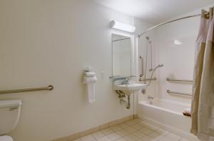 Koupelna v ubytování Motel 6-Tacoma, WA - Fife